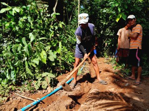 水道管工事を行う村のボランティアたち